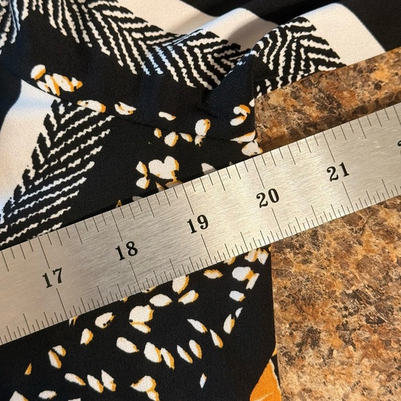 JM Collection Floral Chain Poly Span Tunic Top Black White Gold Toggles Med - Picture 9 of 15